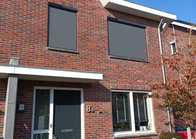 Ritsscreen op zonne-energie in langbroek gemonteerd door JBE Zonwering