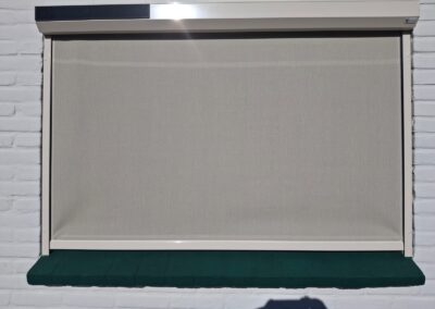 Creme-wit solar screen