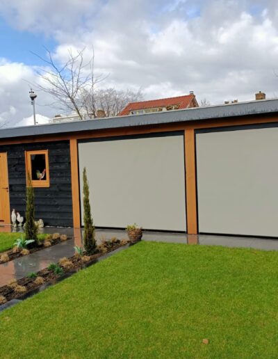 Ritsscreens op een tuinhuis gemonteerd
