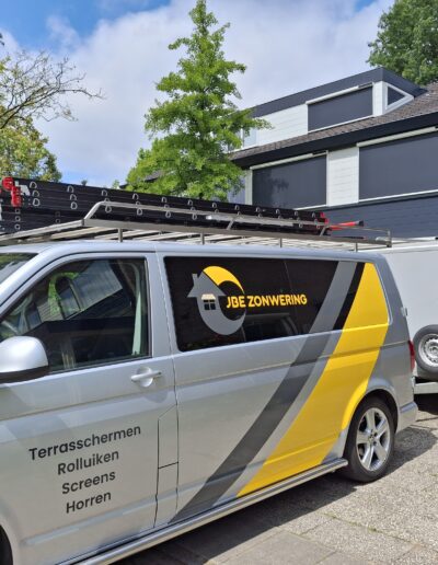werkbus van JBE-Zonwering bij een montageklus in Amerongen