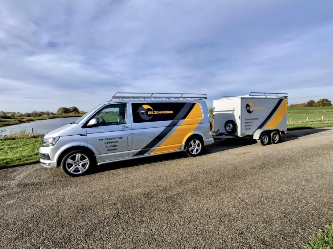 bus-met-aanhanger-voor-montage-jbezonwering.nl-Amerongen werkbus JBE Zonwering onderweg naar Elst